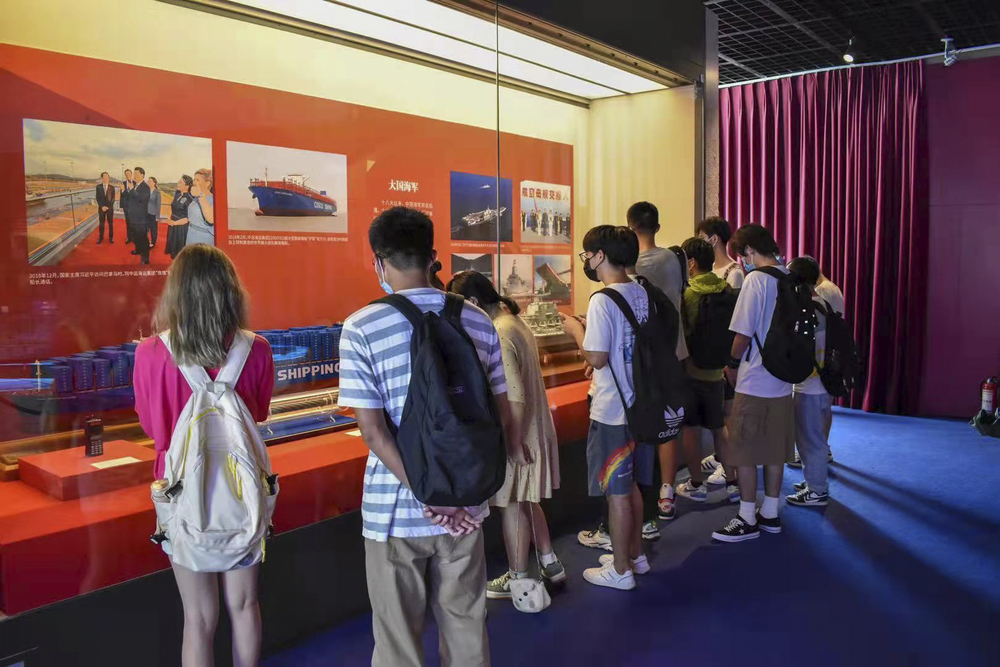 学生观察辽宁舰航母阻拦索