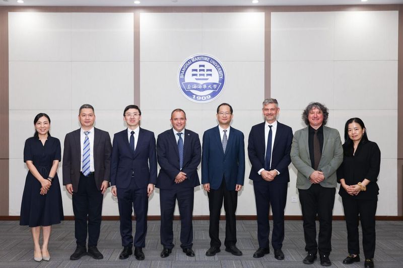 英国普利茅斯大学代表团来访学校