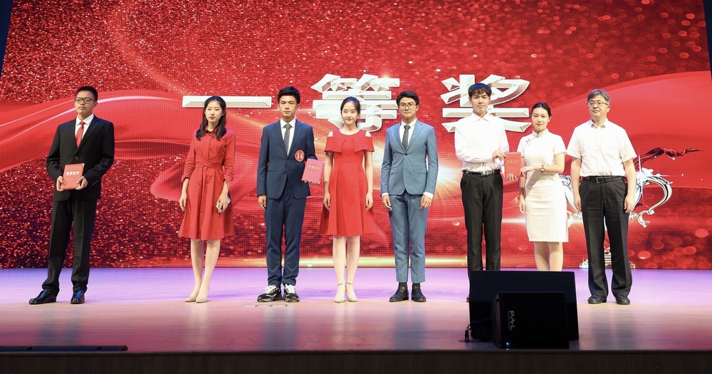 一等奖获得者 （右2右3为学校组合选手相苹钰、胡传阳）