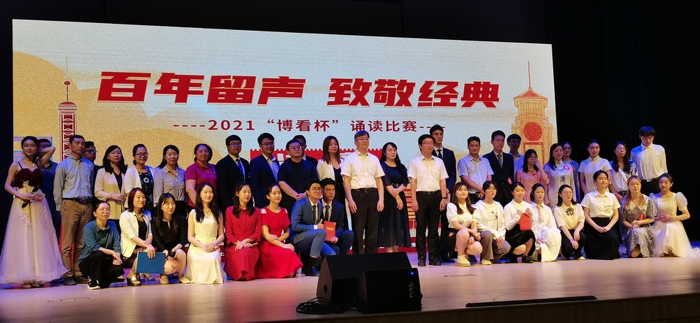 嘉宾与全体参赛选手合影