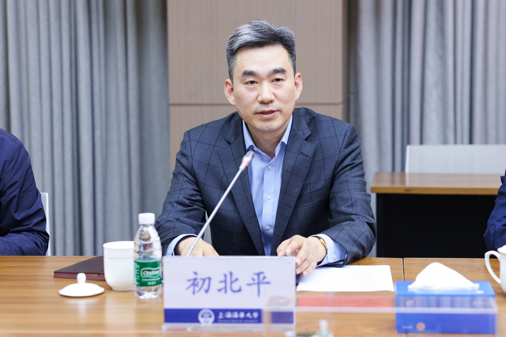 学校举办2024年退休教职工座谈会暨荣休教职工欢送仪式