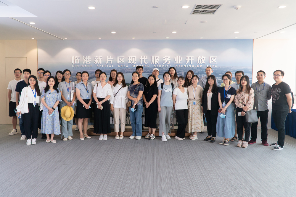 参观新片区现代服务业开放区规划展示中心