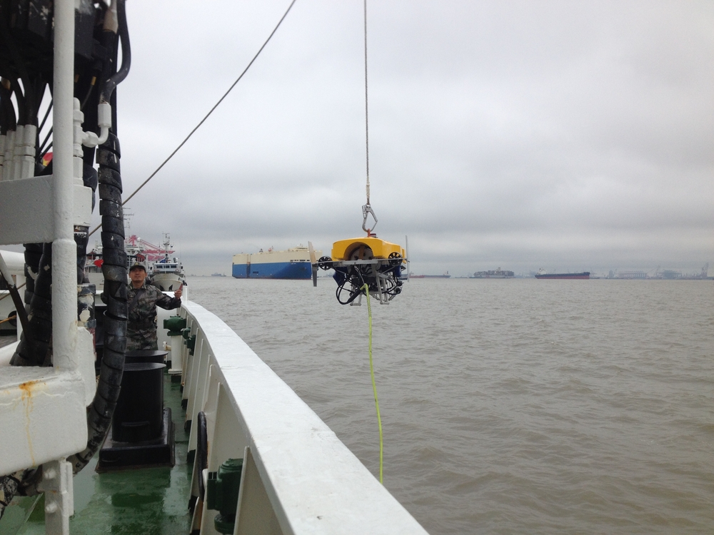 “海事二号”水下搜救机器人进行海试