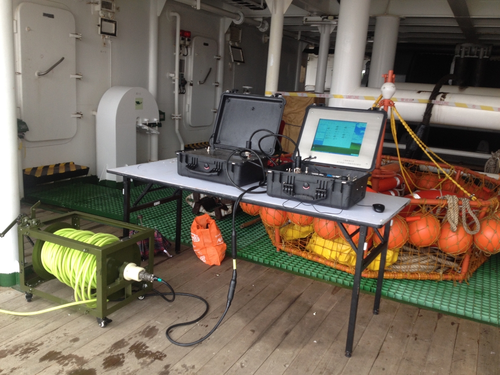 “海事二号”水下搜救机器人操控系统