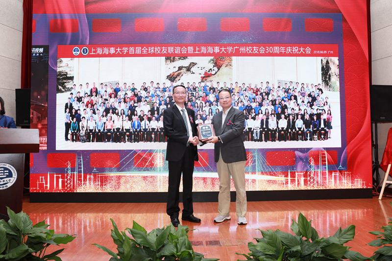 黄有方校长向广州校友会会长赵淑洲颁发成功举办首届全球校友联谊会鸣谢牌