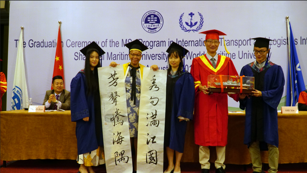 毕业生向两校赠送纪念礼物