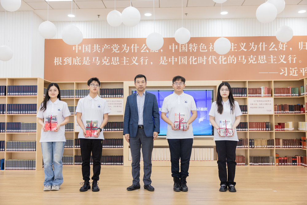 校党委副书记、副校长李志鹏为学员代表赠书