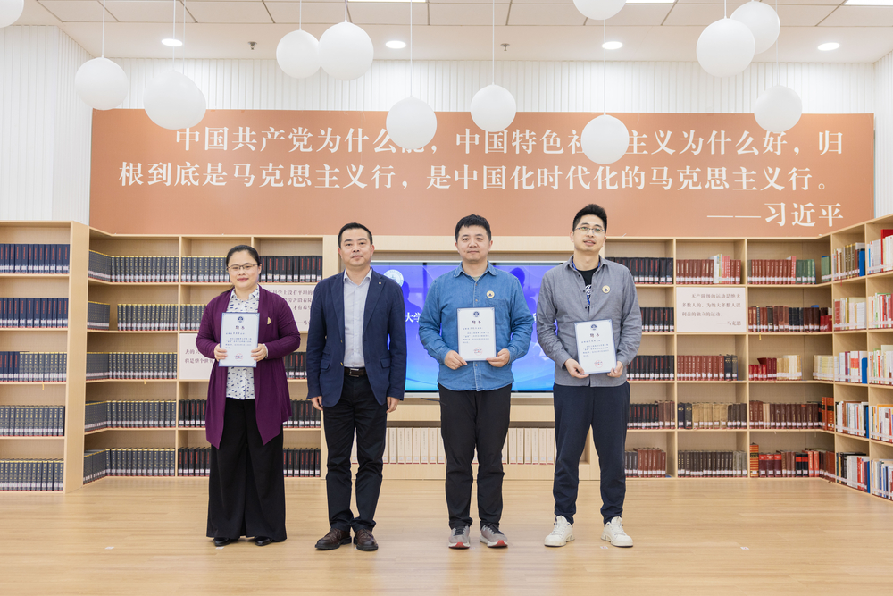 颁发“思政导师”聘书