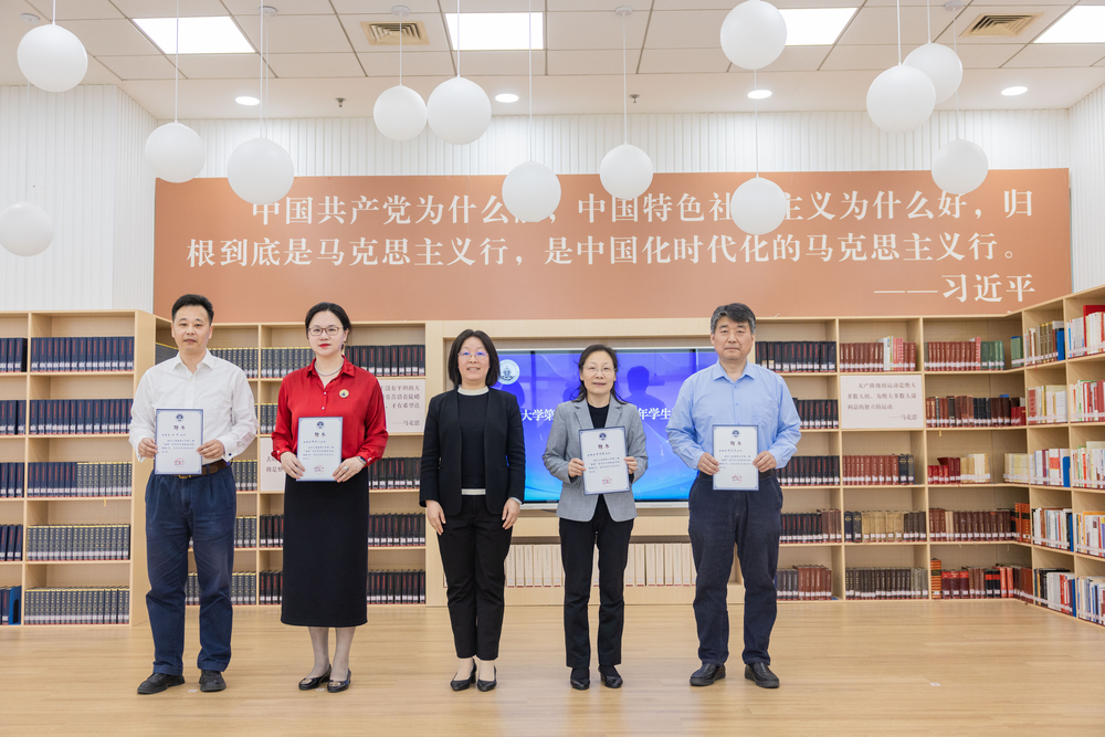 颁发“成长导师”聘书