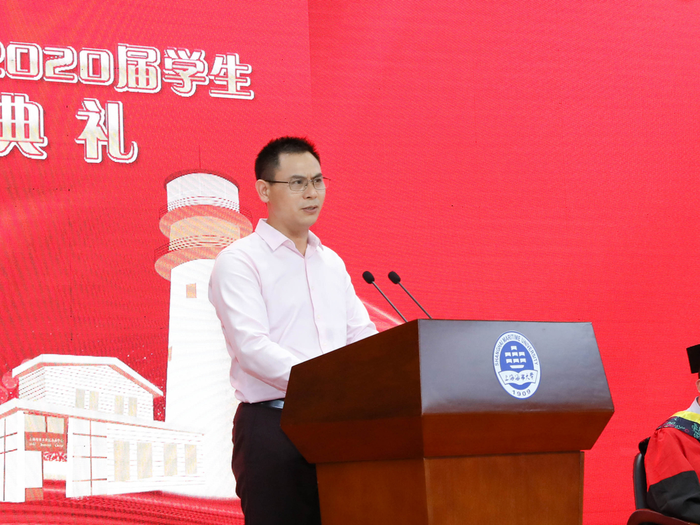 毕业生王添艺的父亲王朝辉代表家长发言