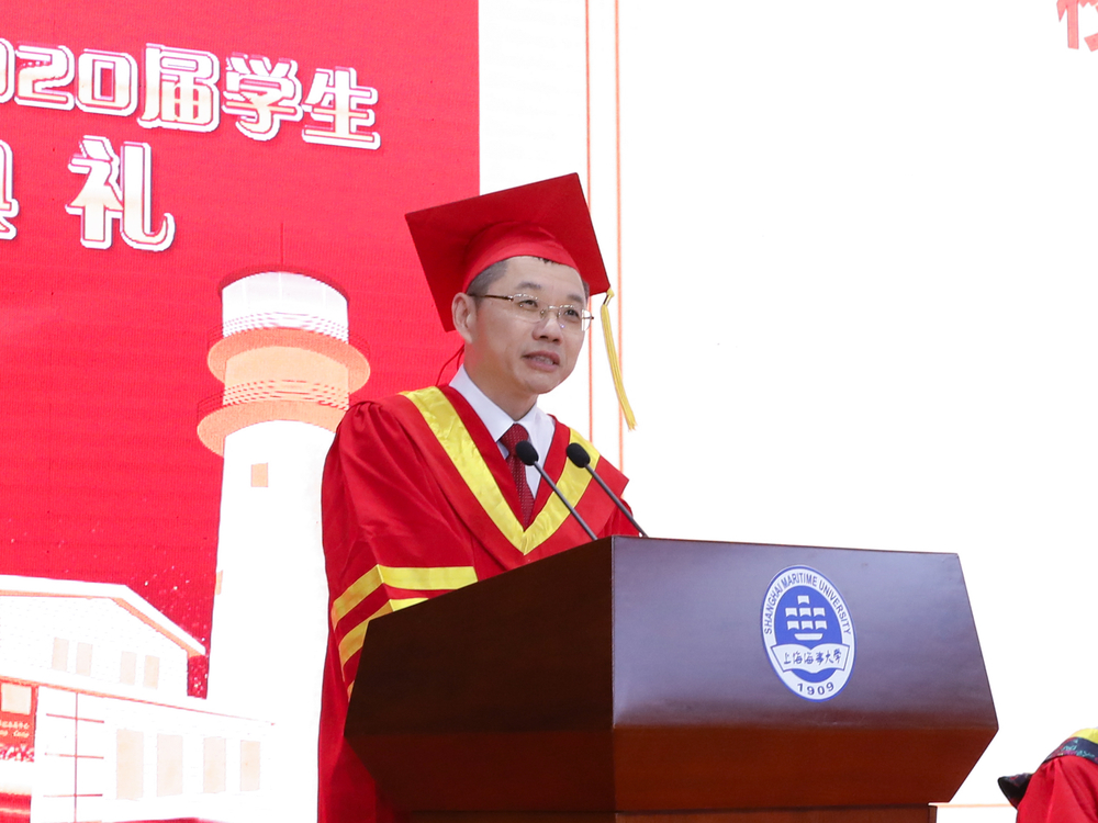 陆靖校长发表题为“风雨皆无畏，向阳自芬芳”的演讲