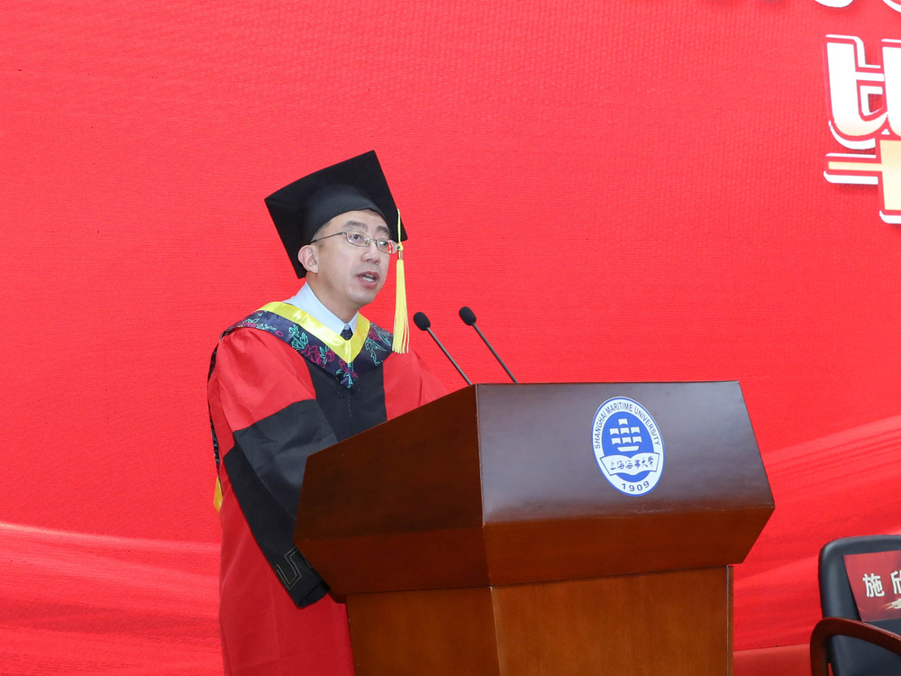 施欣副校长主持毕业典礼