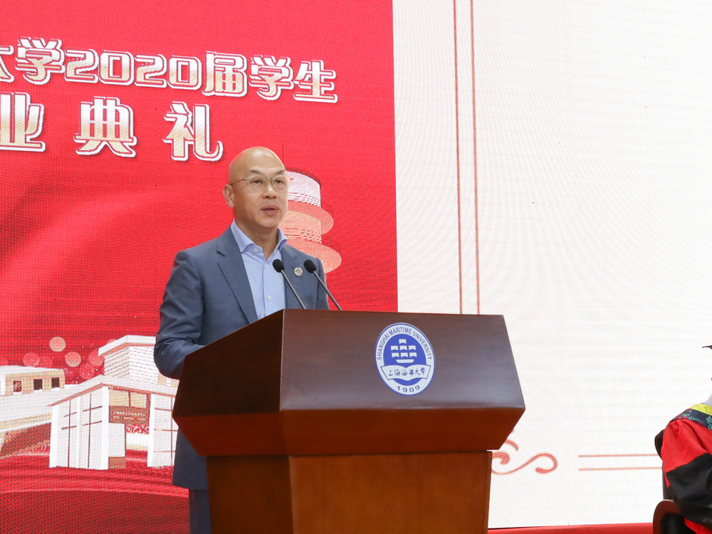 校友代表、1990届英语专业毕业生、全球捷运物流集团董事长刘洁发言