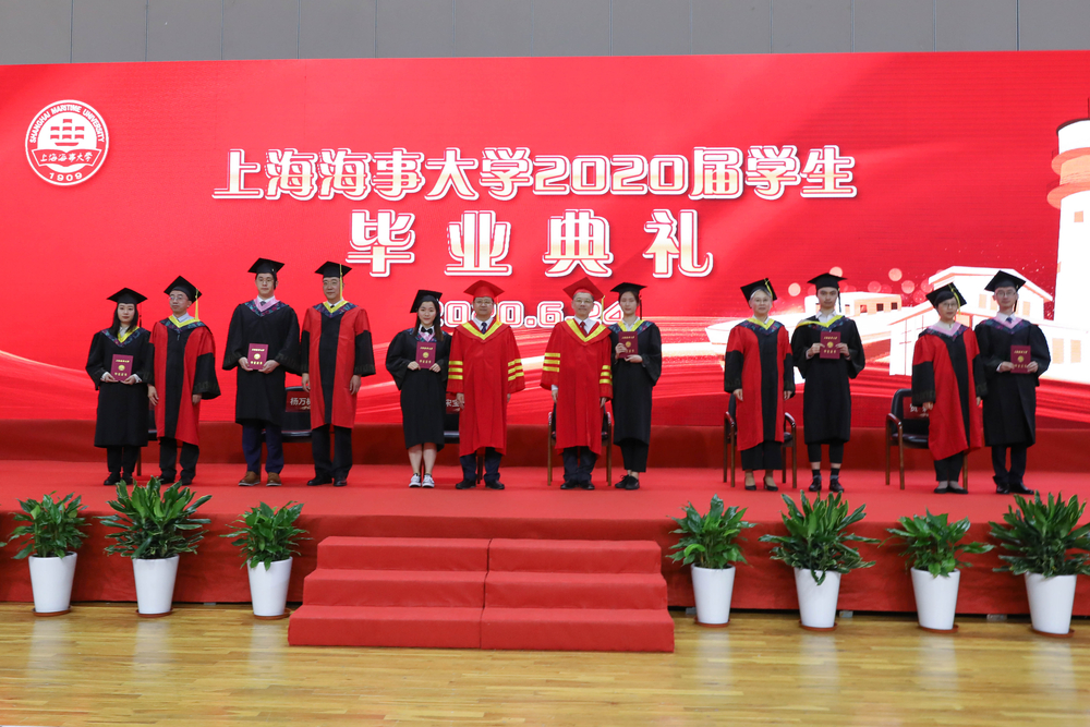 校领导为毕业生拨穗、颁发毕业证书