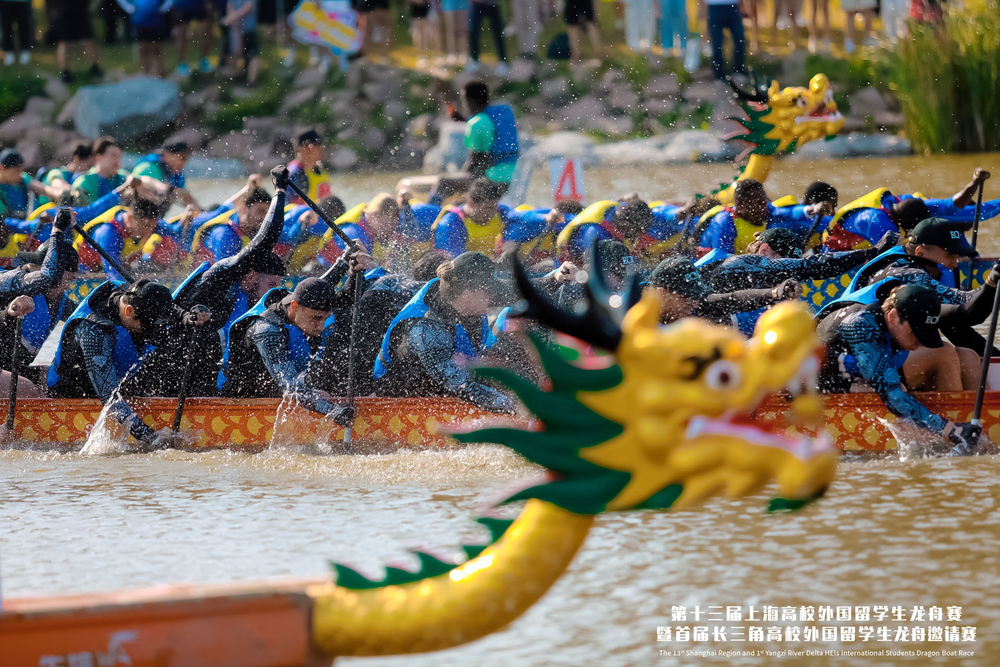 决赛中，我校留学生龙舟队奋楫争先