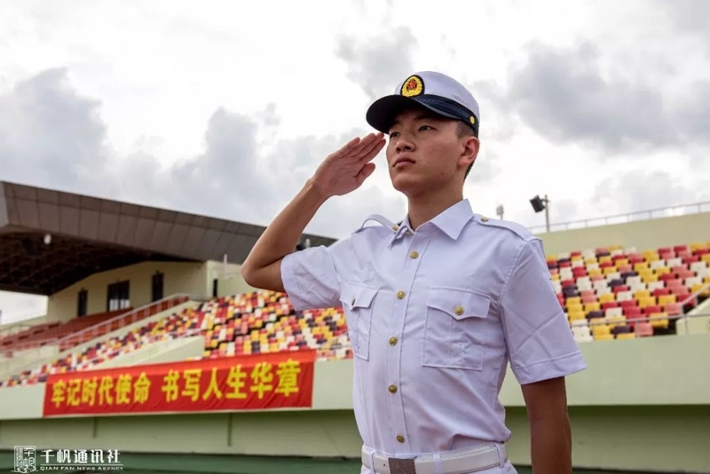 姚禹含同学在海大校园