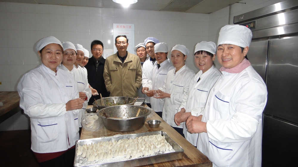 黄有方校长除夕节慰问坚守岗位的一线职工