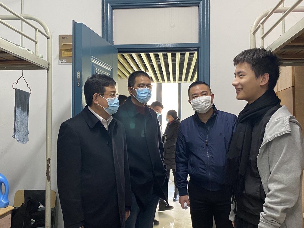 宋宝儒书记深入宿舍与寒假留校学生交谈