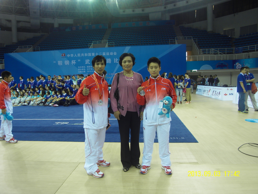 获全运会武术比赛银牌的我校学生彭傲枫和郑思文