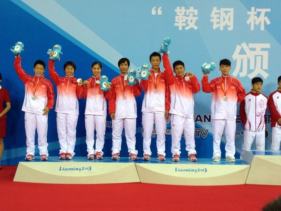 我校学生彭傲枫（左四）、郑思文（左一）在领奖台上