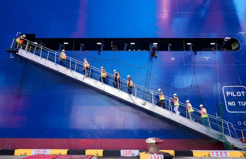 青春力量对话海上巨轮 上海海事大学研究生洋山港研学 深化校企合作