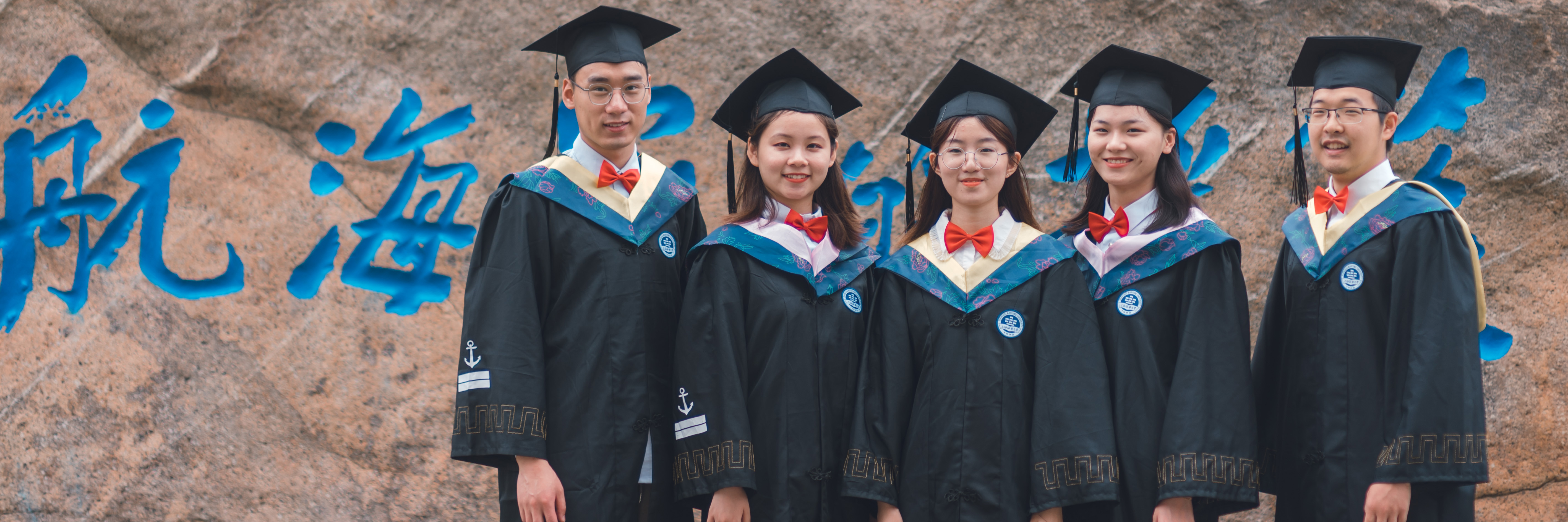 学校为2021届毕业生赠礼专属定制学位服