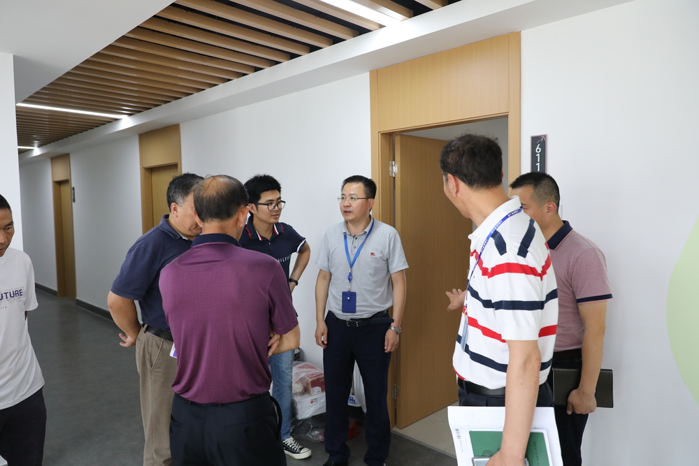 栗建华副校长查看学生公寓