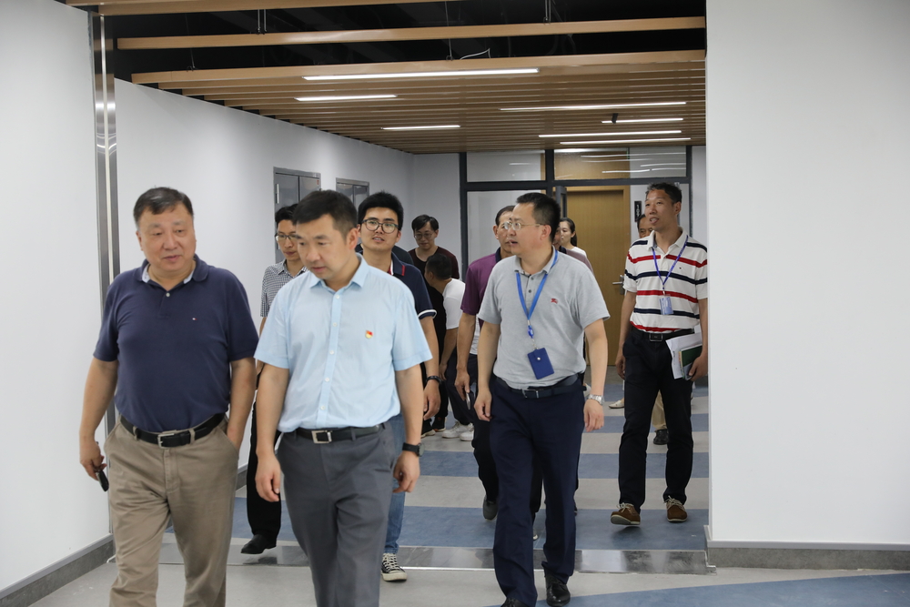 校领导一行实地查看学生公寓楼大修及学生入住情况