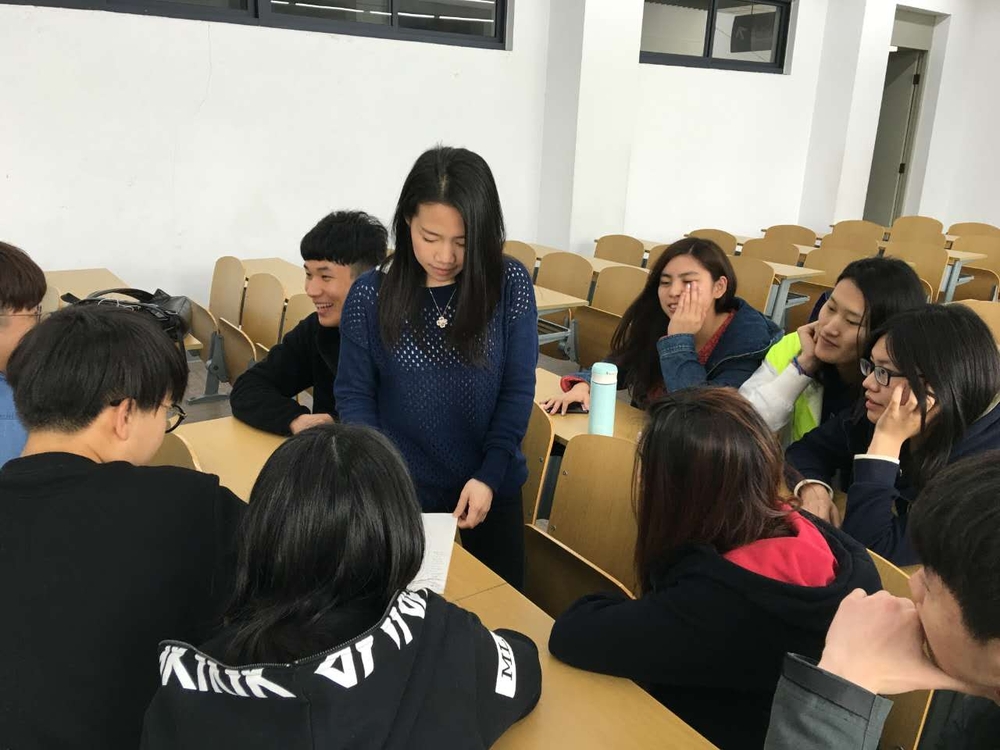 和学生们在一起讨论
