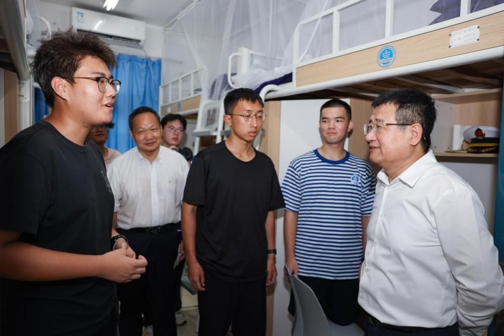 上海海事大学2025级7000余名新生报到 国际邮轮管理本科专业迎来首批31名新生