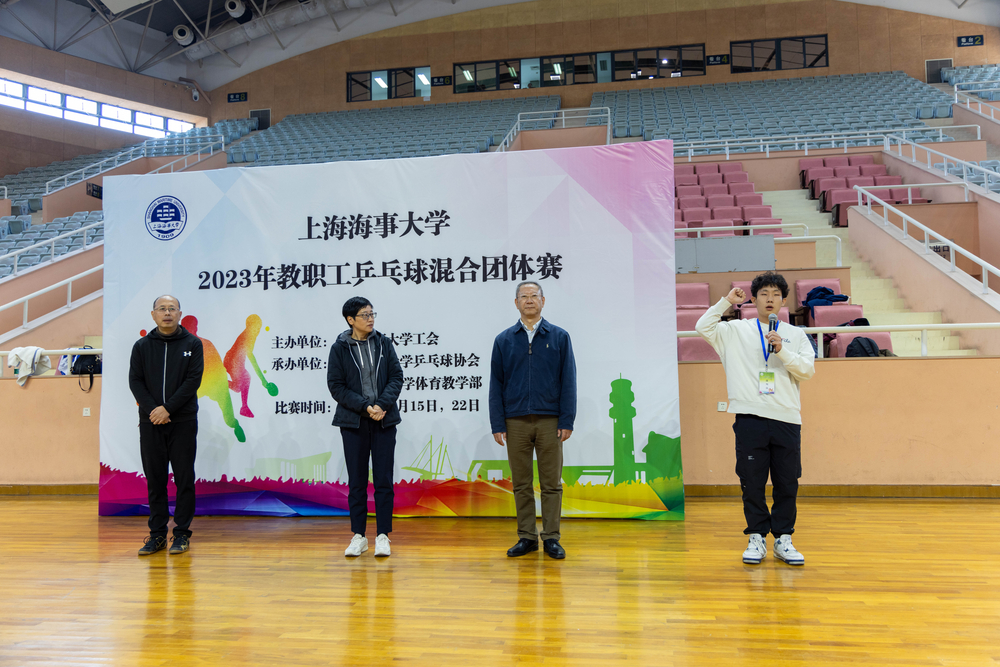 裁判员代表李庚桓宣誓