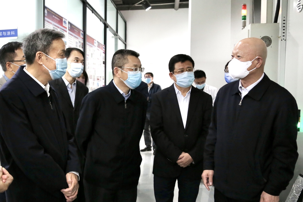 何建中、徐祖远在参观 时指导交流