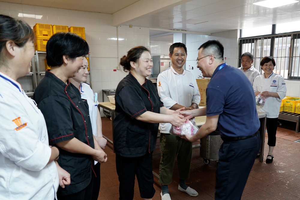 看望食堂工作人员