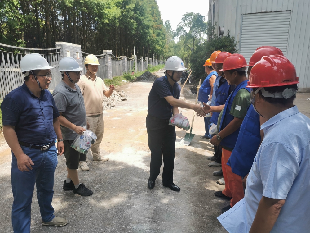 慰问室外场地改造工程一线建设者