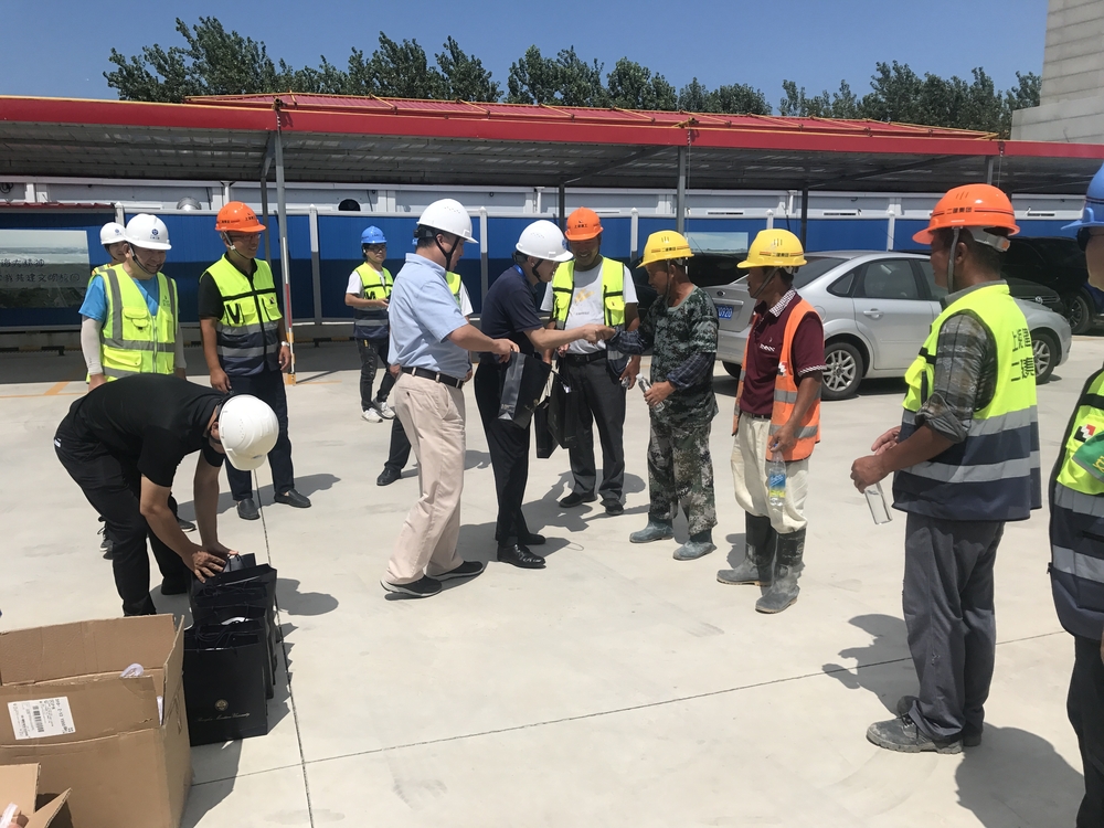校领导慰问暑期工地建设者和校园服务保障岗位员工
