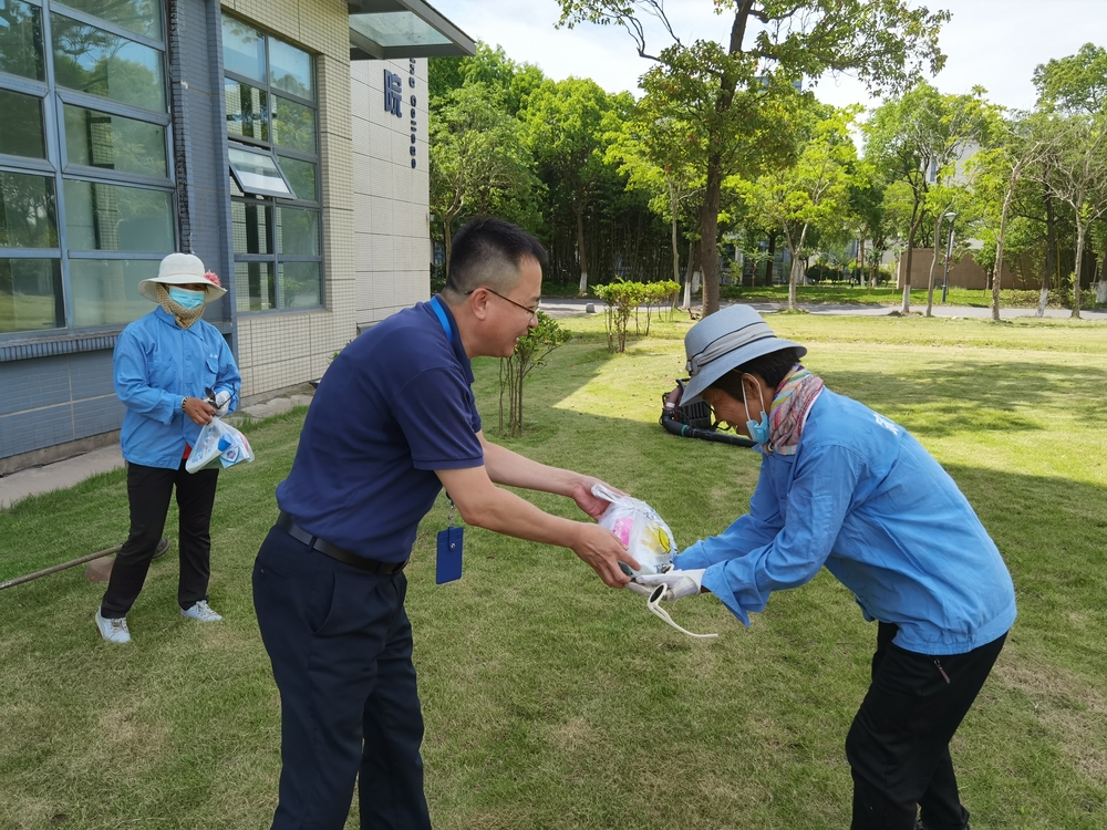 慰问校园绿化工作人员