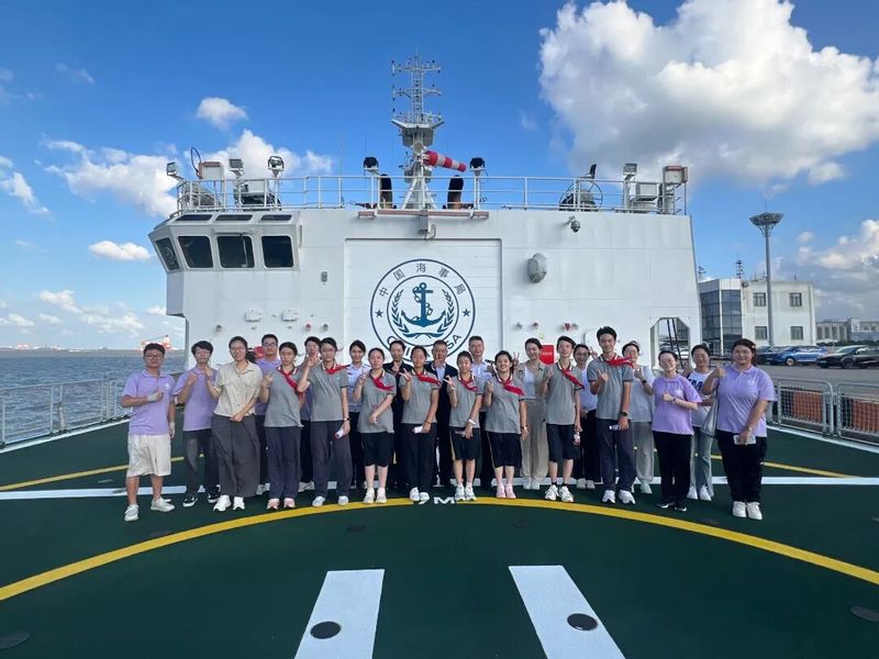 把课堂开在甲板上！上海海事大学“逐梦深蓝”课堂在“海巡01”轮开讲