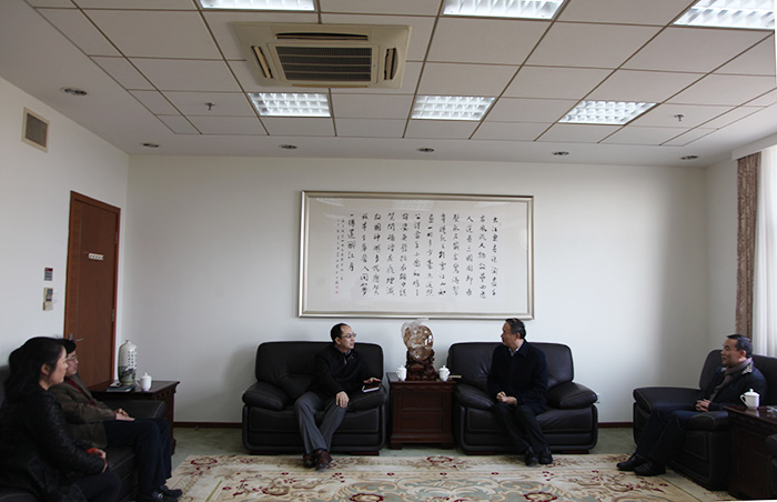 南汇新城镇镇长张宇祥一行来校调研