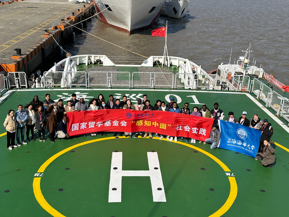 留学生参观“海巡01号”