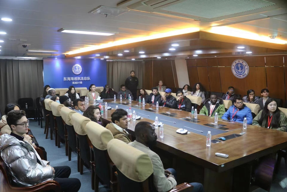 留学生聆听张船长作报告