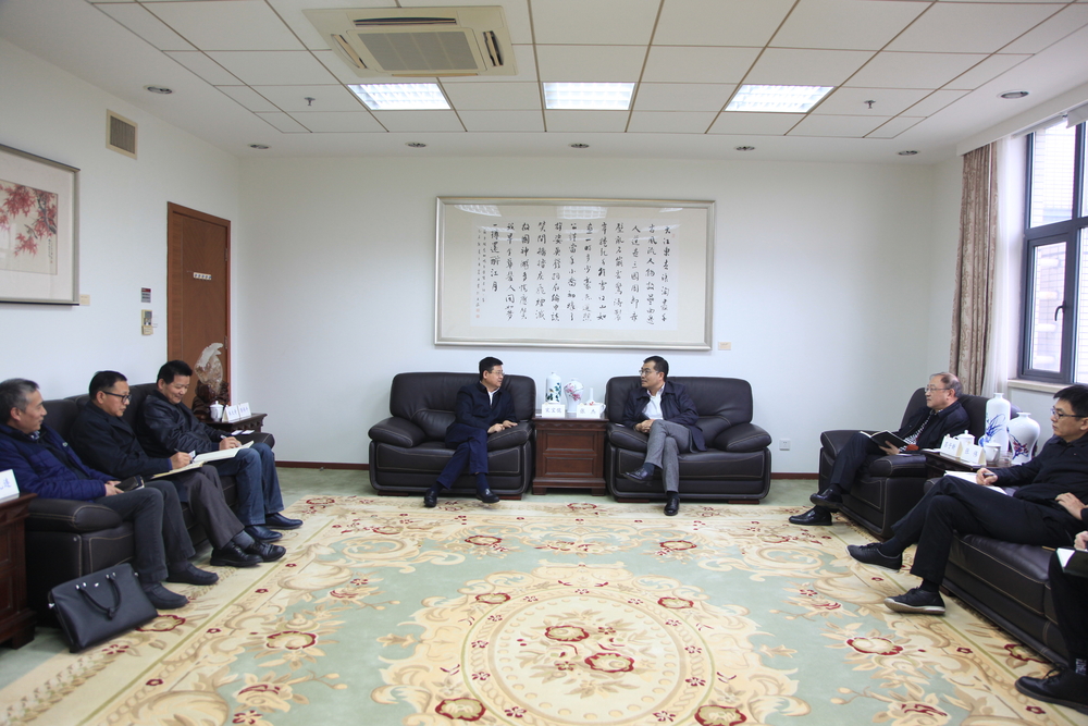 临港新片区管委会高级专员张杰一行来校调研