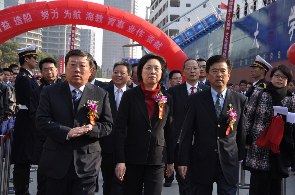 4.8万吨世界最先进远洋教学实习船“育明”轮完成建造正式交付上海海事大学