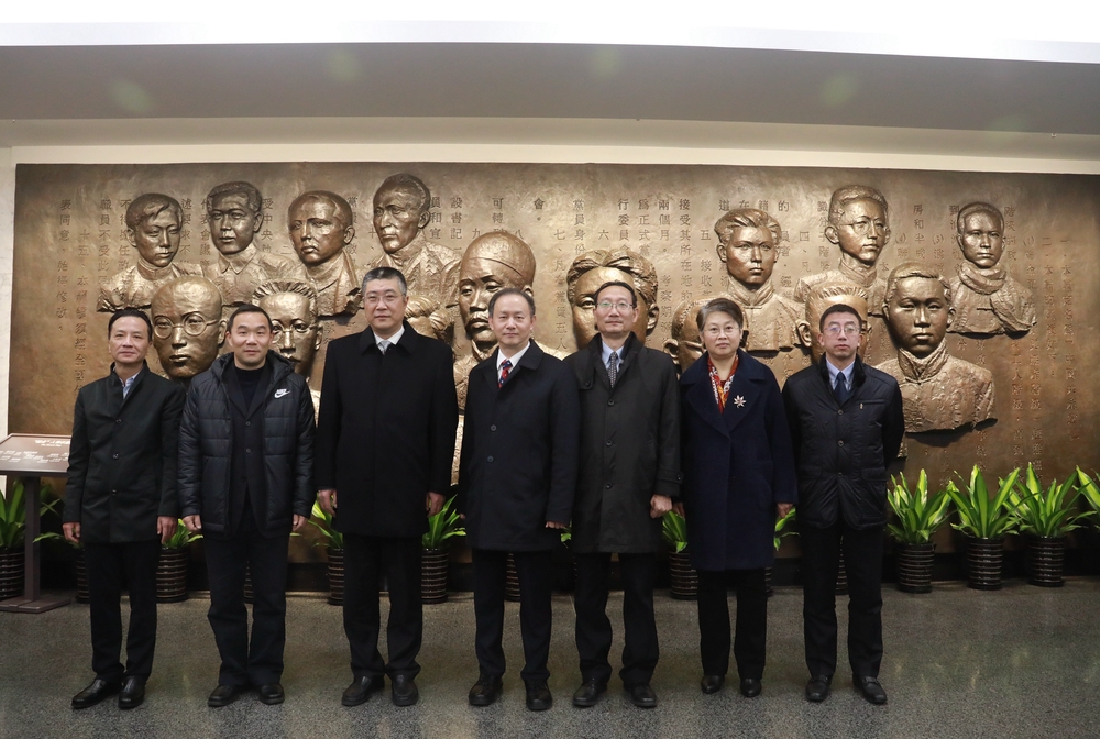 在中共一大会址纪念馆合影