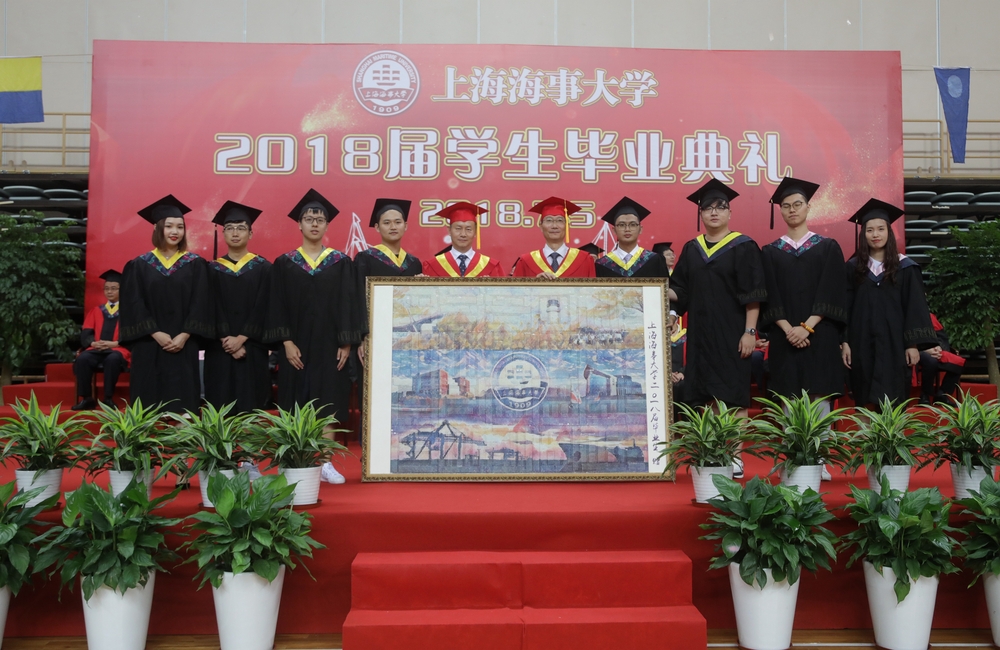 毕业生代表向母校赠送礼物