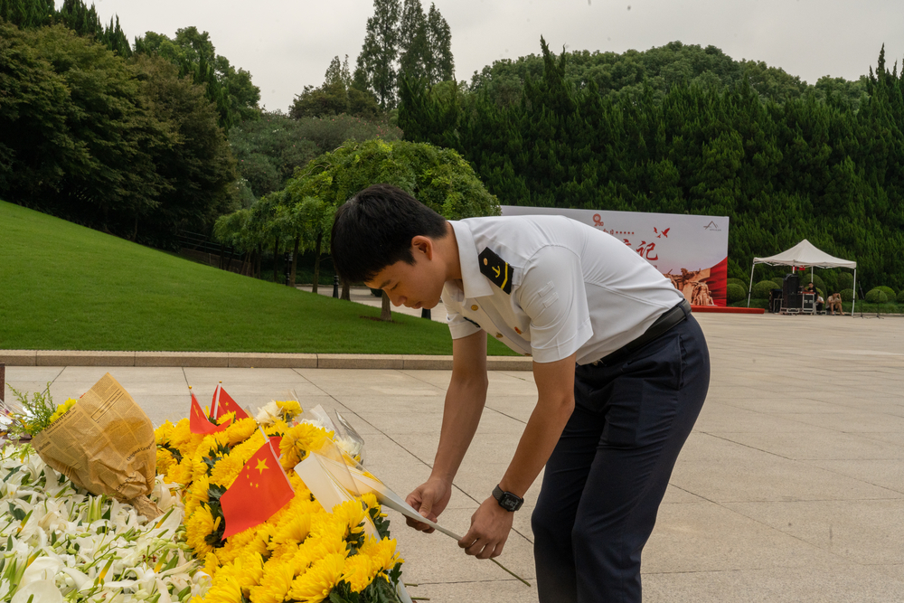学生代表为烈士献花