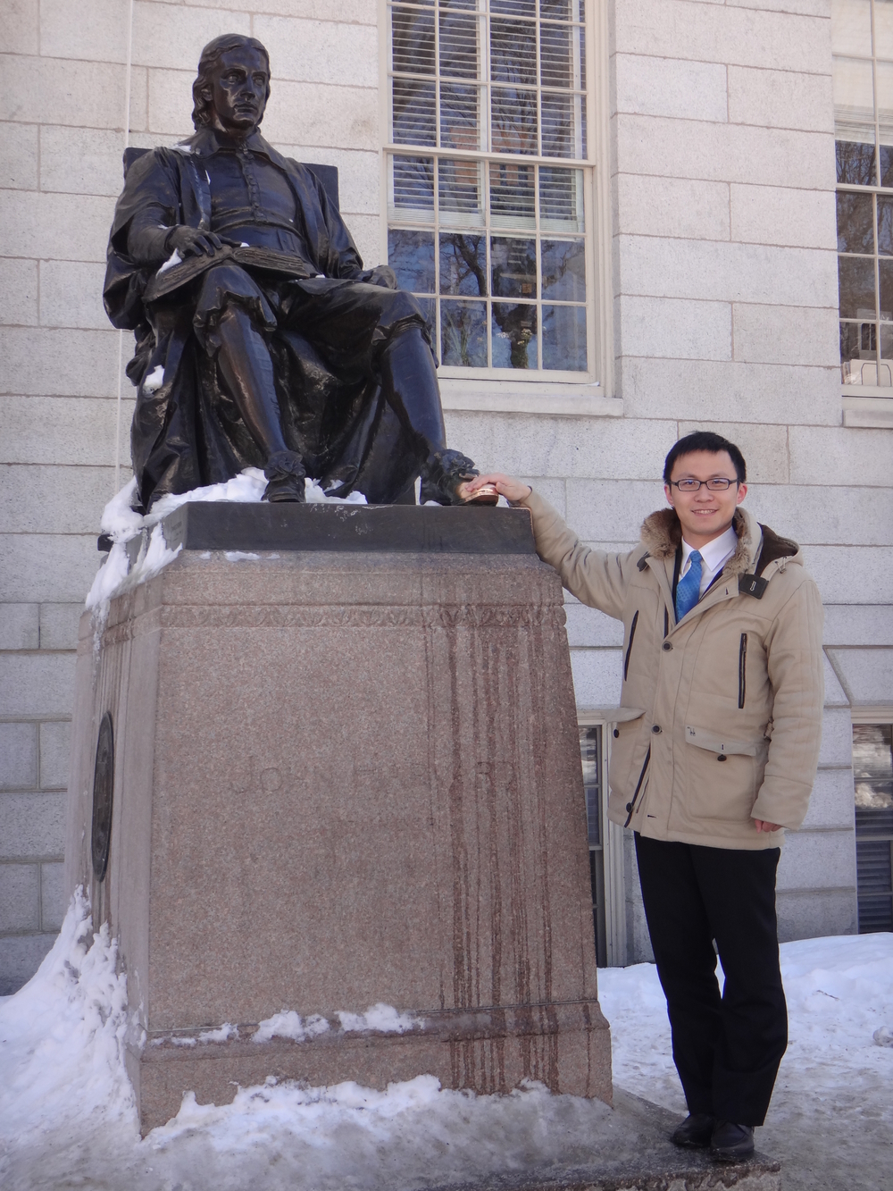 在“哈佛”铜像前留影