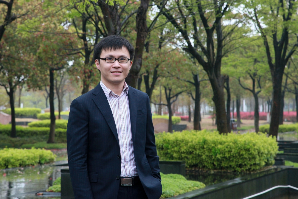 陈扬老师在海大校园