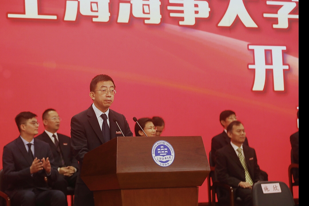 施欣副校长主持开学典礼