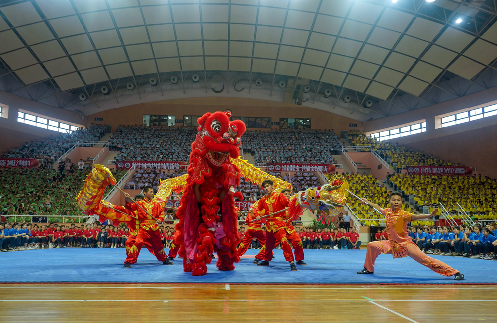 校舞龙队表演《龙腾虎跃》
