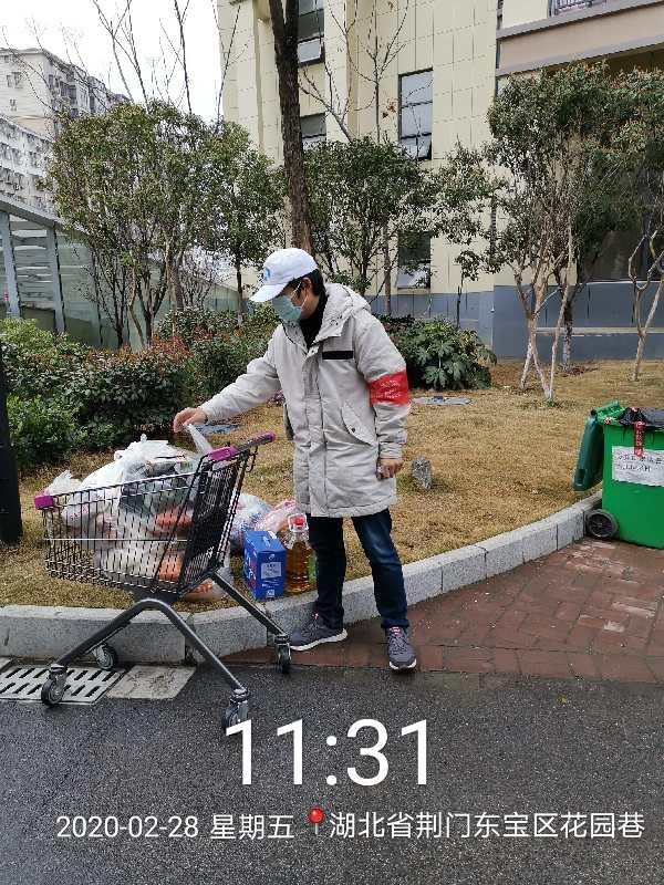 交通运输安全与环境工程17级李海波为小区居民采购生活物资